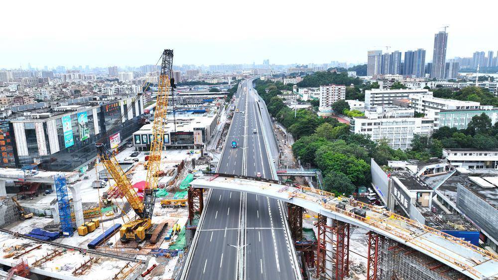 1250吨履带 “巨无霸”吊机助力！广州白云站配套道路顺利上跨广清立交-第2张图片-太平洋在线下载