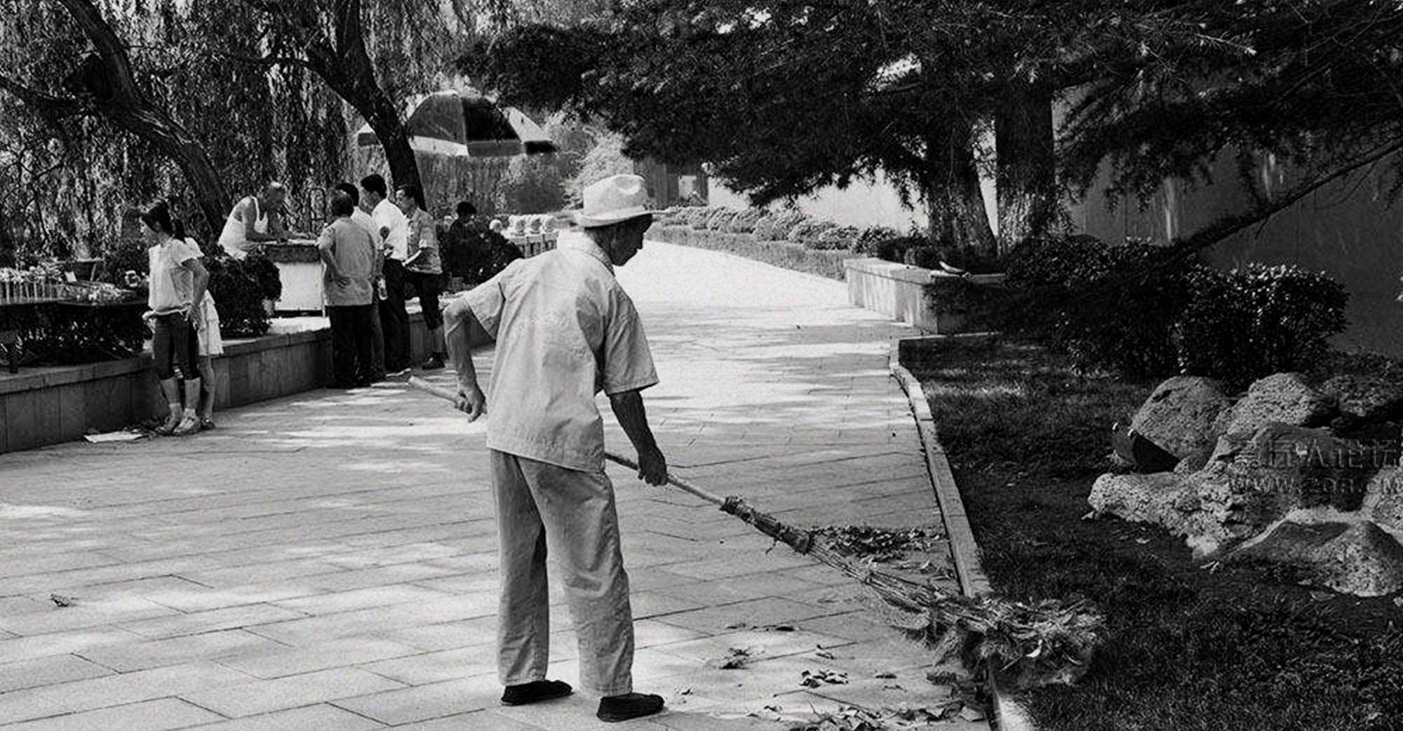 86年一清洁工获表彰上报纸，部队干部无意间看到：这不是老军长吗-第2张图片-太平洋在线下载